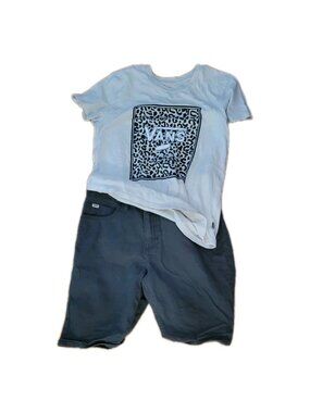VANS Boy's Off The Wall Short Sleeve T-Shirt Medium with size 30 shorts outfit